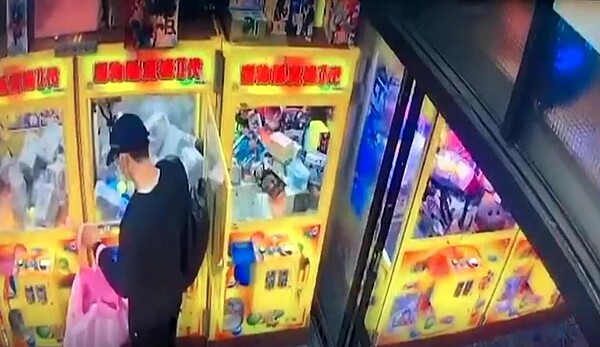 高雄梁姓男子利用「萬能鑰匙」偷遍鳳山、前鎮、林園等3地區的娃娃機台店。記者邱奕能/翻攝