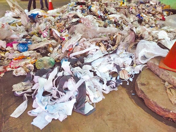台北市環保局11月共查獲3起業者違法轉運外縣市工業廢棄物，各處6萬元罰鍰並移請司法單位偵辦。圖／台北市環保局提供
