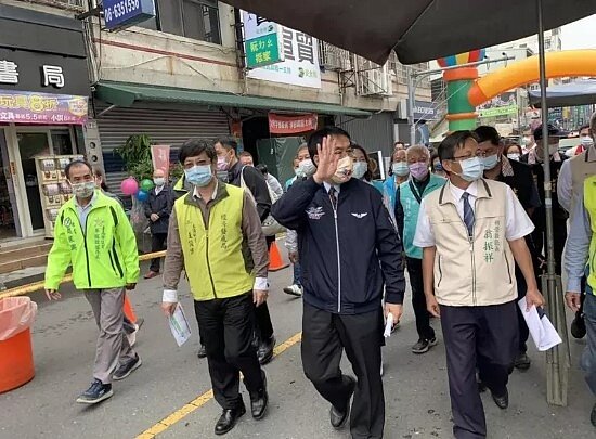 台南購物節「2021大新營嘉年華」昨、今登場,市長黃偉哲(中)現場拚促銷帶動買氣。 圖/新營區公所提供