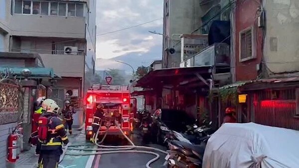 新北市板橋區昨晨發生火警，公寓一家5口4人逃出，惟8旬老翁因中風來不及逃，救出時已無生命跡象，送醫不治。記者翁至成／翻攝