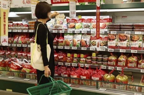 韓聯社報導，南韓農林畜產食品部和韓食振興院28日發布的調查顯示，外國人最喜歡、最常吃的韓餐為韓式炸雞。圖／聯合報