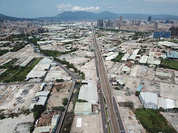 塭仔圳整體作業順利，仍朝年底完全拆遷目標進行。圖／新北市地政局提供