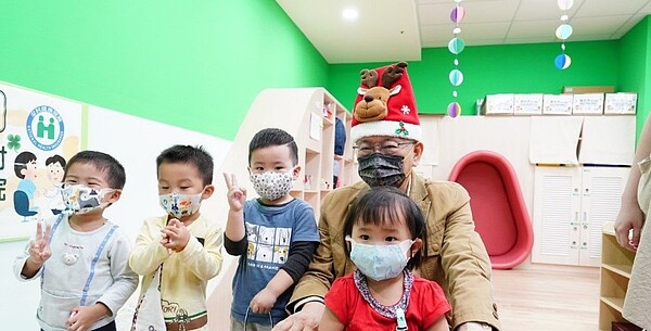 柯文哲今日出席「臺北捷運職場互助教保服務中心-揭牌儀式活動」,表示這是全國第一家,由地方政府公營企業成立的「職場互助式教保服務中心」,以收托員工子女為優先,而剩餘名額,也將依法開放招收一般幼兒。圖/北市府提供