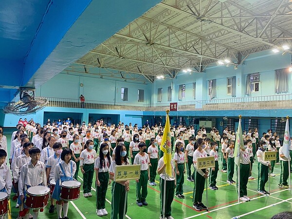 長春國小體育表演會有豐富的動態表演節目外,也有靜態的美術作品展。圖/永慶房產集團提供