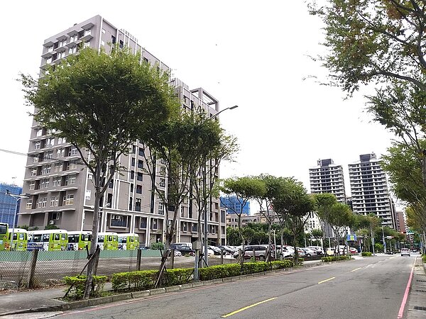 房市熱翻,有銀行主管透露,銀行也會擔心,加上若有些民眾財務槓桿「開太大」,若遇到明年恐可能會升息,屆時銀行端也會承擔很大的風險。圖/好房網News記者林和謙攝