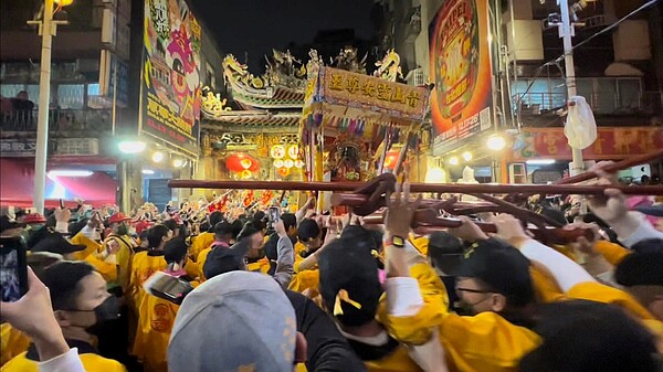 2021年11月26日艋舺青山王祭正日遶境壓軸高潮之青山王神轎進廟即景（張哲生拍攝）