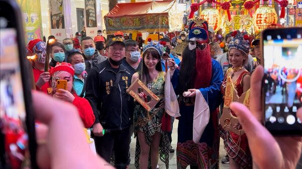 陰陽師和兩位女枷鎖是今年艋舺青山王祭的吸睛焦點（張哲生攝於2021年11月25日西門町漢中街徒步區）