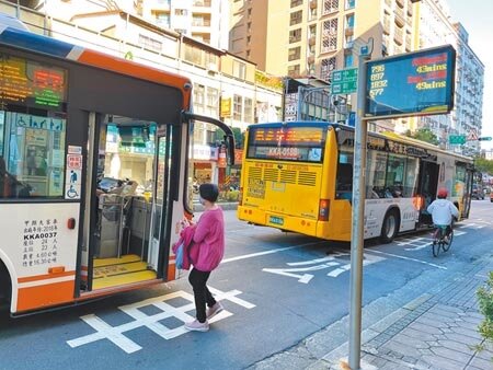 新北市近年來積極設置智慧公車站牌,至29日止全市已達2322站,可服務全市82%運量。(葉書宏攝)