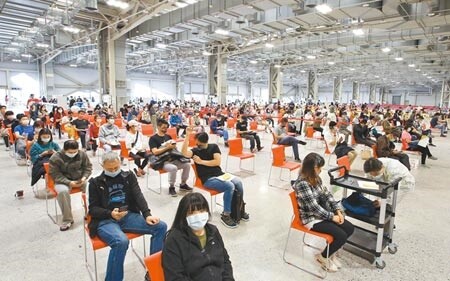 新冠肺炎疫情蔓延全球,又有Omicron變種病毒來勢洶洶,專家針對第3劑接種細節已達共識,圖為29日花博爭艷館接種站,許多民眾前來施打BNT與AZ第二劑。(陳俊吉攝)