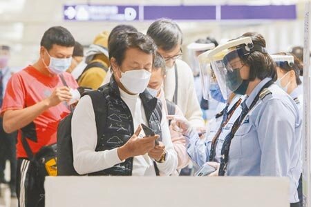 圖為桃園機場入境旅客。(陳麒全攝)