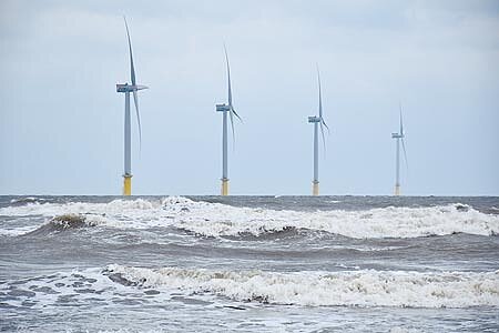 文化部官員竟是綠能蟑螂,向業者索取回扣遭起訴。圖為竹南龍鳳漁港外海離岸風電設備。(本報資料照片)