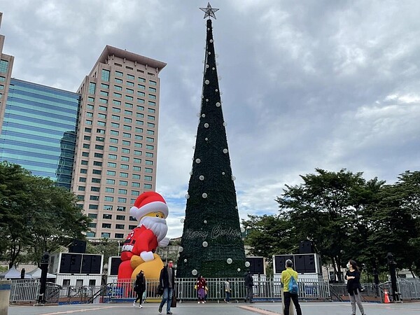 新北市歡樂耶誕城將在12月3日正式開城，活動內容不只會有演唱會，還會設置各種遊樂設施、網美拍照打卡景點，預計至少湧入上百萬人次參與。記者張睿廷／攝影