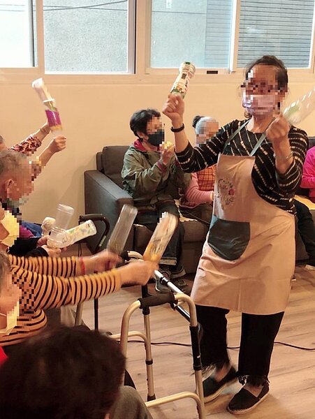 退出職場30多年的小鈺姐重回職場,帶領長照中心的長輩們同樂。圖/基隆就業中心提供