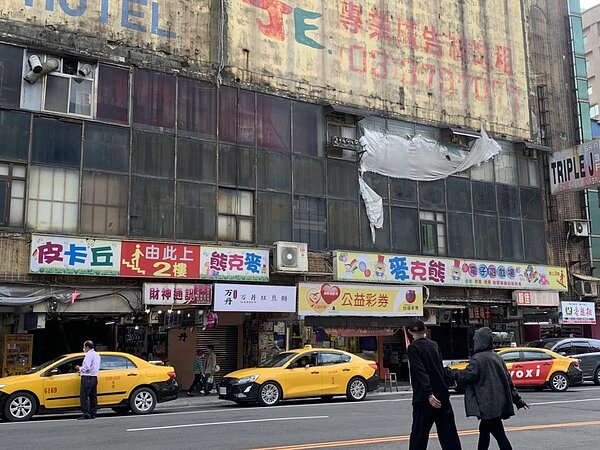 中壢財神大樓已獲5成土地及建物所有權人同意籌組更新會,最快明年1月完成立案。圖/聯合報記者翁唯真攝