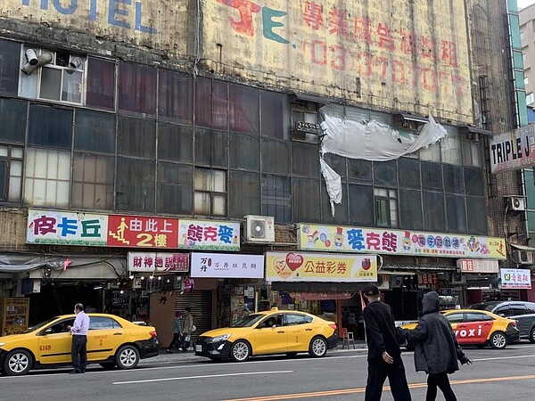 中壢財神大樓已獲5成土地及建物所有權人同意籌組更新會,最快明年1月完成立案。圖/聯合報記者翁唯真攝