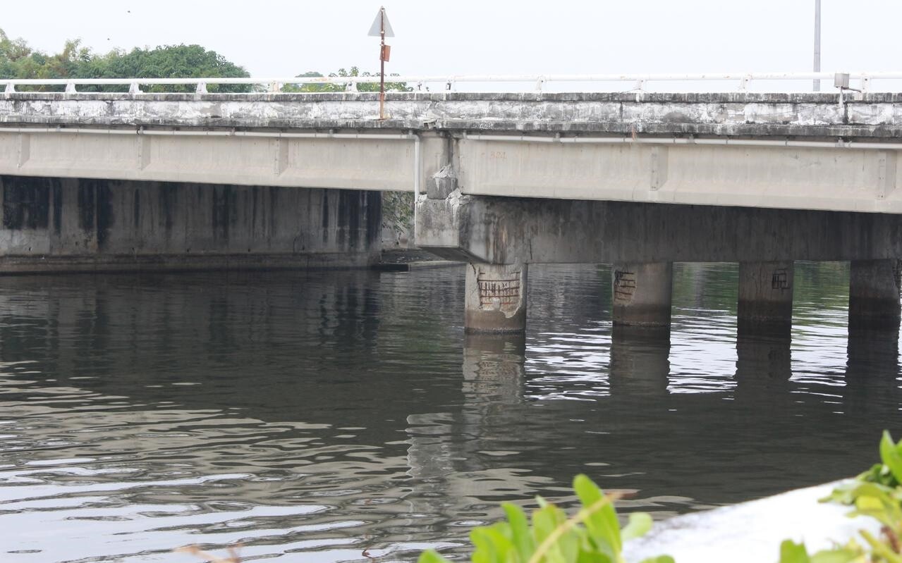 連接高雄梓官與楠梓區的通安大橋，跨越典寶溪，橋梁橋墩有損壞，存有安全疑慮。記者陳弘逸／攝影 