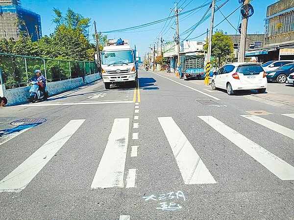 新北市鳳鳴臨時火車站周邊的大湖路因路幅窄小,經常發生人車爭道、汽機車意外事故。市府近期與台鐵初步達成共識,大湖路一側的鐵路用地將評估做道路拓寬使用,並將公車候車亭、人行道一併納入規畫。(市議員蘇泓欽提供/蔡雯如新北傳真)