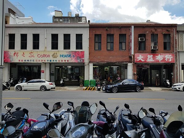 文資委員會勘後表示,本建物2樓的四連棟木構屋頂極為珍貴,立面形式除面材外,仍保有原有形式,有2開間明顯材質更換。圖/文化局提供