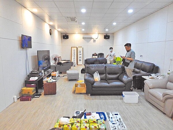 竹聯幫信堂成員涉嫌承租桃園某鐵皮工廠作為製毒分裝場，同時作為幫派據點及招待所，內有劇院、卡拉OK、電動麻將桌等，日前遭新北市警方查獲。（翻攝畫面／葉書宏新北傳真）