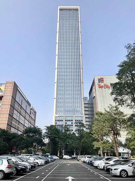 聯聚中雍大廈位於新光三越、大遠百兩大旗艦百貨中間,是台中豪辦指標。記者宋健生/攝影