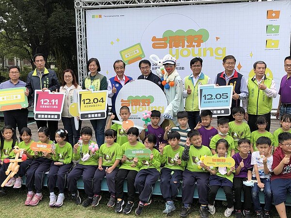 「台南市耶誕跨年系列活動」週末起將連辦6場,市長黃偉哲(後排中)昨在記者會說,希望大家來台南快樂迎新年。圖/聯合報記者周宗禎攝