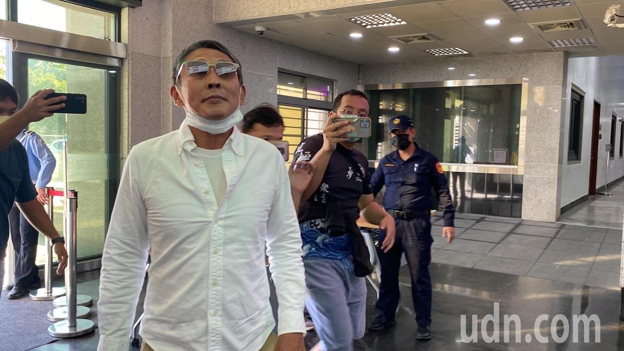 導演鈕承澤今天入獄,脫口罩微笑說「謝謝大家關心」。記者王思慧/攝影