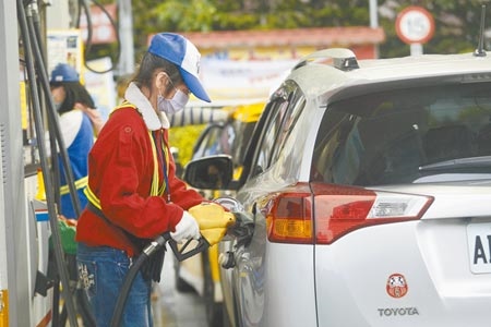 中油宣布配合政府大宗物資降稅政策，今日起汽柴油價每公升降1.1元，95無鉛汽油降回30元。（本報資料照片）
