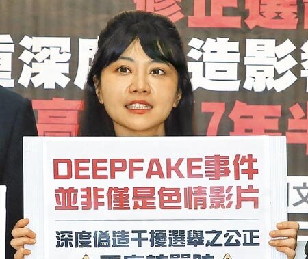 民進黨立委高嘉瑜(見圖)驚傳11月11日遭男友林秉樞施暴,期間遭到痛毆、鎖喉、拖行導致右臉、頭部、四肢多處挫傷。事發後高嘉瑜11月22日在立院舉行記者會,脫口罩時下嘴唇處有淤血,右手也有明顯瘀青。(趙雙傑攝)