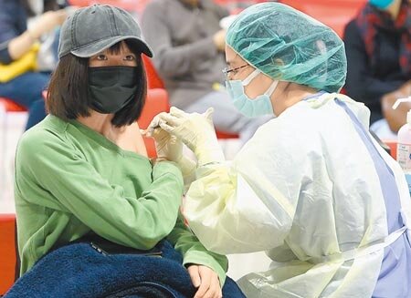 新變種病毒株Omicron來勢洶洶,台北市政府針對疫情曾大動作編28億元擬自購第3劑新冠疫苗,台北市議會民進黨團總召梁文傑昨爆料,市府決定不買疫苗了,台北市長柯文哲回應,並非不買,而是現階段沒有購買的急迫性,暫「保留預算科目」待有購買需要再追加。(趙雙傑攝)