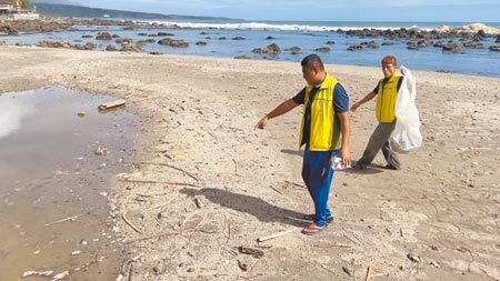 台東縣卑南鄉富山護漁區出現大量浮石,當地生態解說員古家豪(左)研判不會影響生態,水產試驗所則發布提醒浮石會堵塞港口、傷害船隻。(蔡旻妤攝)