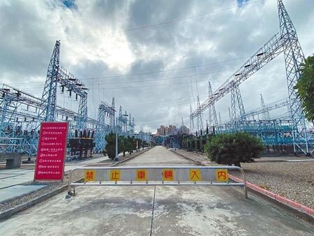 占地1008坪的屋外式蘆洲北側溪墘變電所,經新北市議員李翁月娥多次會勘,要求變電所室內化,台電原表示今年1月提供「變電所室內規畫案」,未料後續卻沒有下文,台電公司昨日回應,可行性報告已送往總部,明年3月專家審查。圖為資料照片。(戴上容攝)