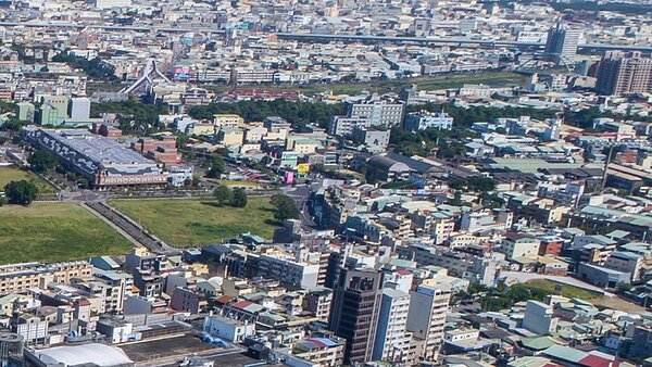 台中市30年以上屋齡占總戶數四成,議員建議加強推動危老重建。圖/台中市政府提供