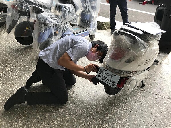 電動自行車是種新型態交通工具,由於不用駕照且方便性高,成為許多長者與外籍移工的新寵兒。圖/新北市交通局提供