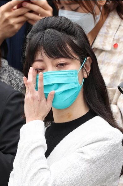 立委高嘉瑜今天上午在立法院舉行記者會,說明遭男友家暴經過時落淚眼眶泛紅。記者曾原信/攝影