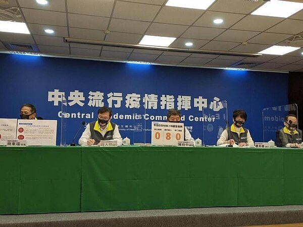 中央流行疫情指揮中心12月1日14時記者會出席名單第一排由左到右衛福部社會保險司司長商東福、指揮中心發言人莊人祥、指揮官陳時中、財政部賦稅署副署長樓美鐘、勞動部勞工保險局局長鄧明斌,第二排為醫療應變組副組長羅一鈞。圖/記者謝承恩攝影