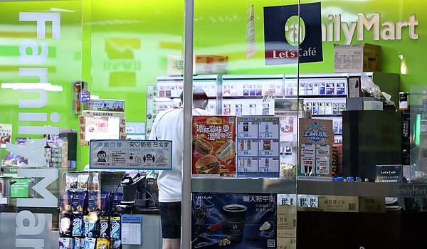 超商24小時不關門,正是造成超商夜間工作成為職場暴力溫床的最大主因。由於成本考量,多數超商夜間都是一人值班。圖/聯合報系資料照
