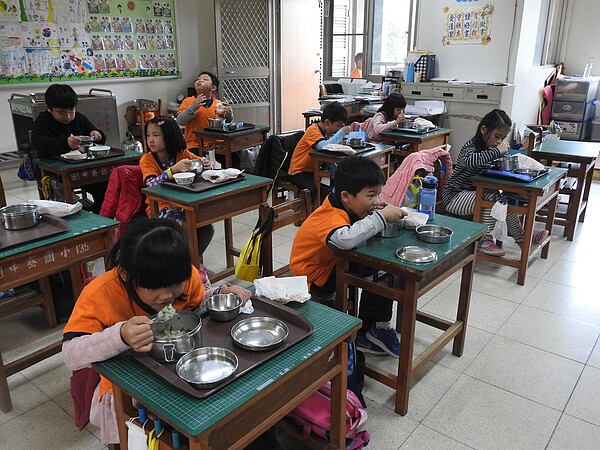 台中市營養午餐補助每名學生每餐5元,另補助水果每周兩餐6元,但藍綠議員都指出,通貨膨脹、萬物齊漲,應加碼調高至每餐每人10元才合理。圖/本報資料照