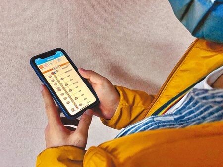 台北捷運公司繼去年於台北捷運GO APP首創「車廂擁擠度」燈號後,昨再推出「路線擁擠度」查詢,讓民眾即時掌握板南、文湖線即時狀況。(黃婉婷攝)