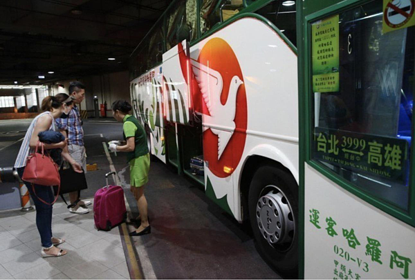 創立於1999年的阿羅哈客運,是高雄起家的國道客運公司,曾推出車掌小姐隨車服務。圖/聯合報系資料照