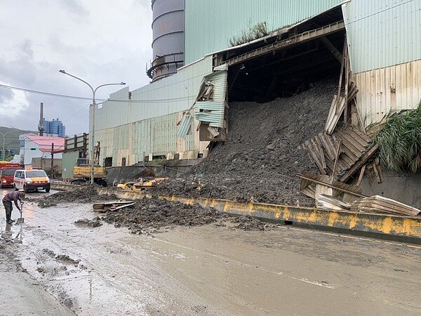 龜山承恩砂石場10月12日外牆倒塌，土石和鋼梁壓死1名計程車司機，市府上月底已撤照。圖／記者楊湛華翻攝