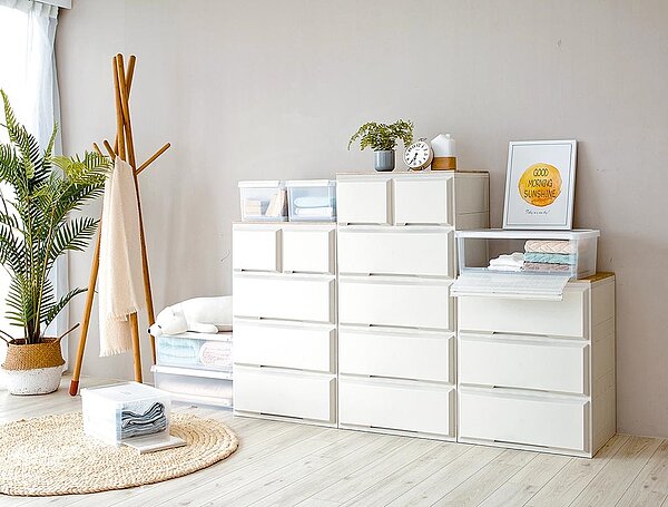 IRIS木紋抽屜收納櫃系列,純白塑膠櫃體,上板可承受10公斤、抽屜4公斤,2990元起。圖/HOLA提供