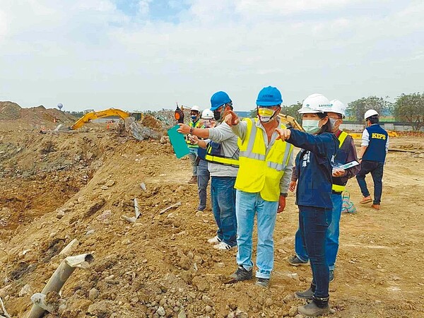 高市議員黃紹庭質疑，中油高煉廠土汙整治的環境監控數值未即時上網公告。圖為環保局長張瑞琿（前右）解釋，先前是因繁複資料需統整，才延至11月底上網公告。圖／高市環保局提供
