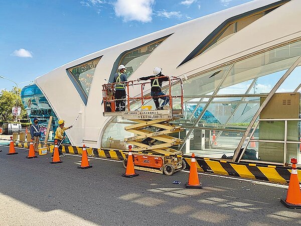 台中市府展開台灣大道公車站體美白作業，因臨時車站標示不清，民眾搭車霧煞煞。（陳淑華服務處提供／盧金足台中傳真）