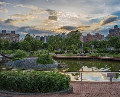 新北永安市場站鄰近知名的四號公園,周邊環境發展相當完善,擁有捷運、公園、學校,交通和生活機能等優點。圖/翻攝自Google maps