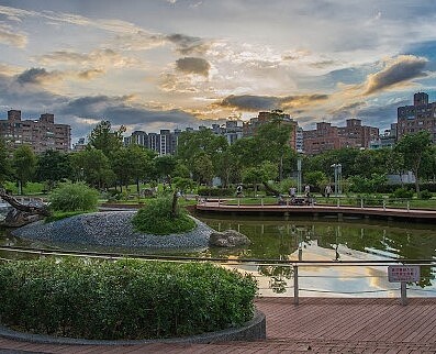 公園宅房價高攀不起? 新北雙和「這凹陷區」CP值最優 新北永安市場站鄰近知名的四號公園,周邊環境發展相當完善,擁有捷運、公園、學校,交通和生活機能等優點。圖/翻攝自Google maps