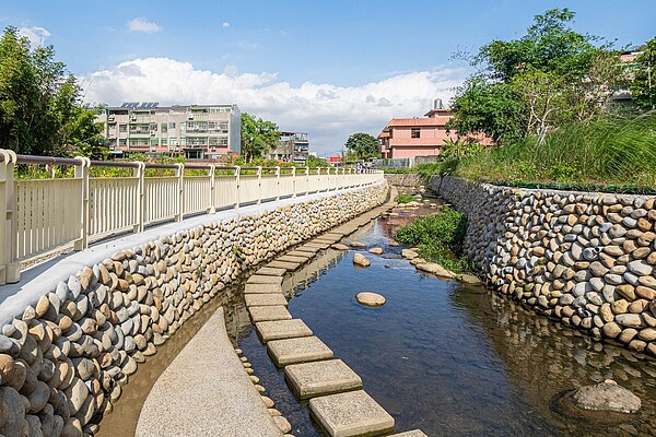 街口溪生態水岸步道工程，範圍自大溪國中至中華路121巷段，全長約423公尺。圖／桃園市政府提供