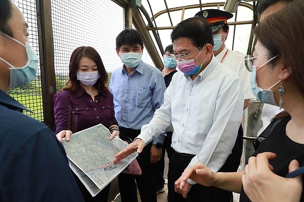 不少在宜蘭地居民憂心宜蘭高鐵是否會導致更貴的地皮與房價。而在地房仲業者指出,宜蘭高鐵議題不斷討論,雖未定案,但農地、農舍交易已相當熱絡。圖為交通部長官針對宜蘭高鐵站址勘察/交通部