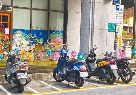 台北市停管處即日起在景美夜市商圈收費車格增繪「黃色內框」，加強告知車主，預計試辦3個月，成效良好將擴大至全市。（黃婉婷攝）