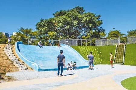 
新竹縣AI園區公園的大碗公滑梯，縣府產發處指從未接獲民眾反映發生濺血事件。（羅浚濱攝）
