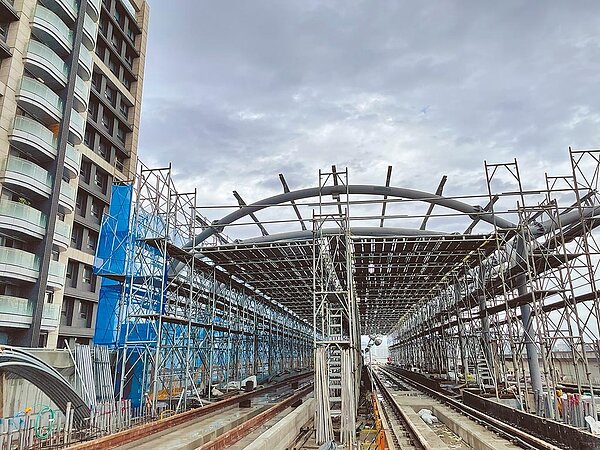 捷運樹林線再度流標，新北市捷運局表示，接下來預算會根據實際物價調整，不會設有上限。圖為安坑輕軌工程。圖／新北市捷運局提供